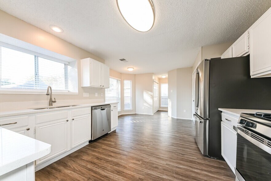 Building Photo - 2843 Red Oak Dr