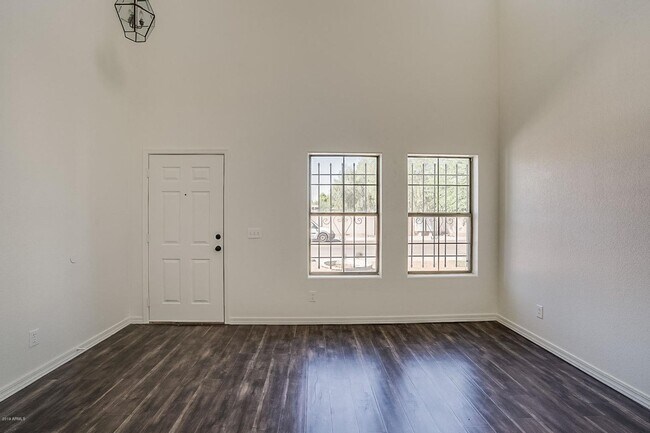 Building Photo - Charming 4 Bedroom 3 Bath 3 Car garage Hom...