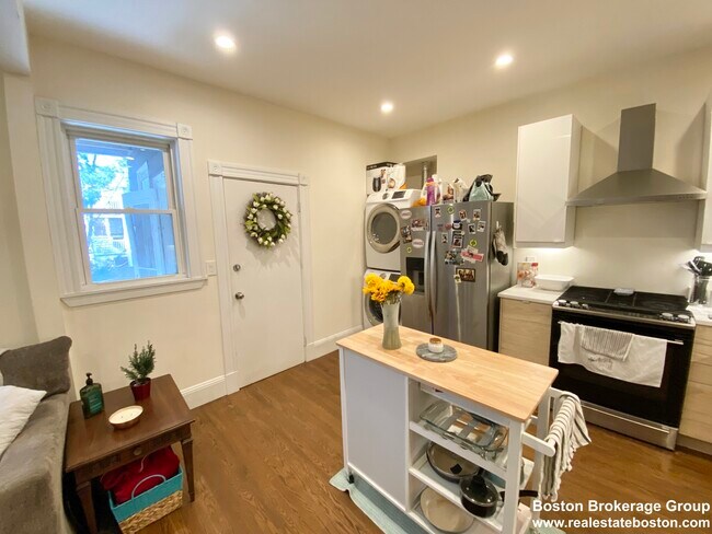 Building Photo - 106 Buttonwood St