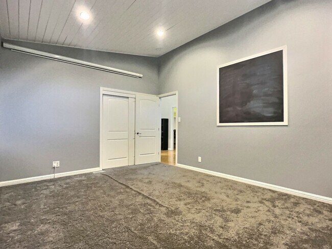 Building Photo - 5 BD / 4 BA - Stunning Mountain View Home ...