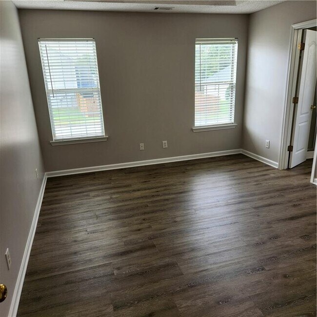 Building Photo - 222 Summer Hill Cir