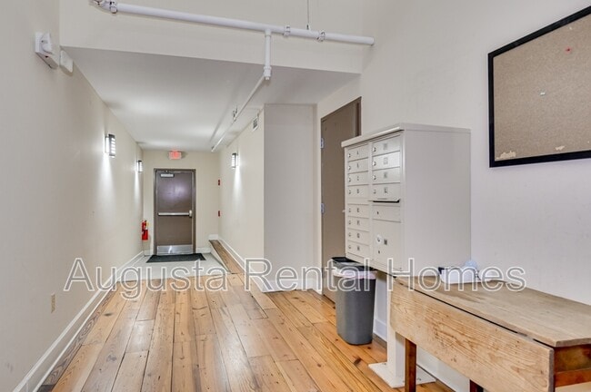Building Photo - 1106 Broad St