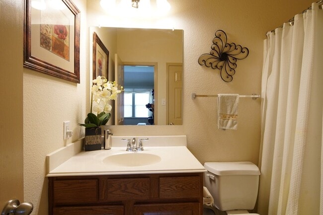 Building Photo - Spacious and well-maintained home located in the established community of Arlington!