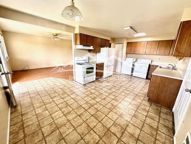 Building Photo - Dog Friendly Bandon Home: 3 bdrm / 1 ba