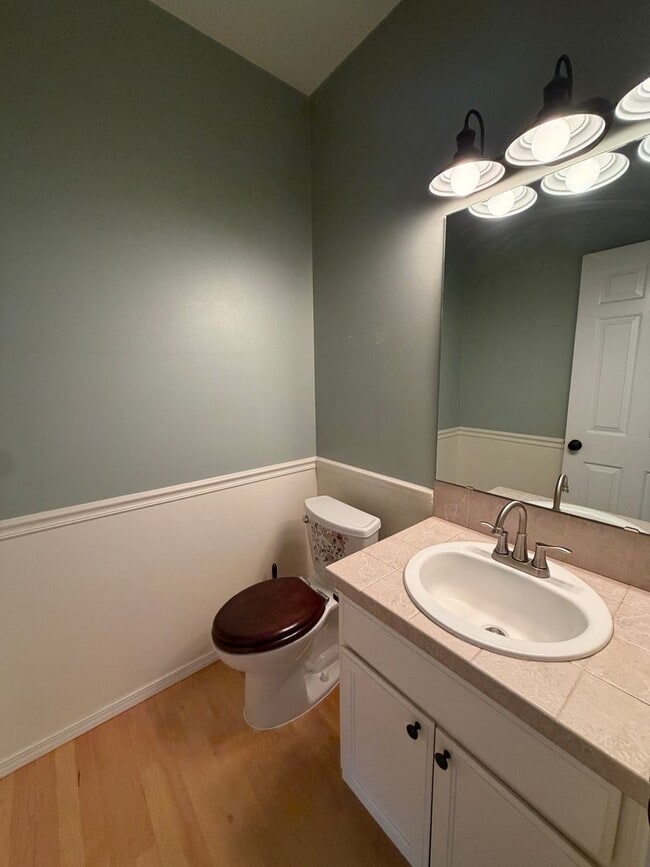 Building Photo - 2060 Hammond Ave