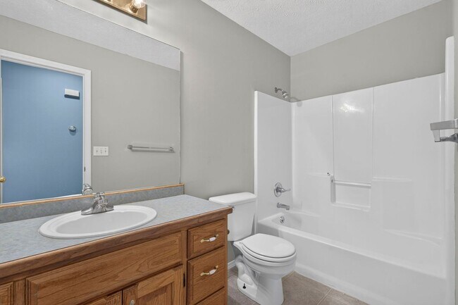 Building Photo - Spacious 4-Bedroom Home with Huge Backyard in Ozark!