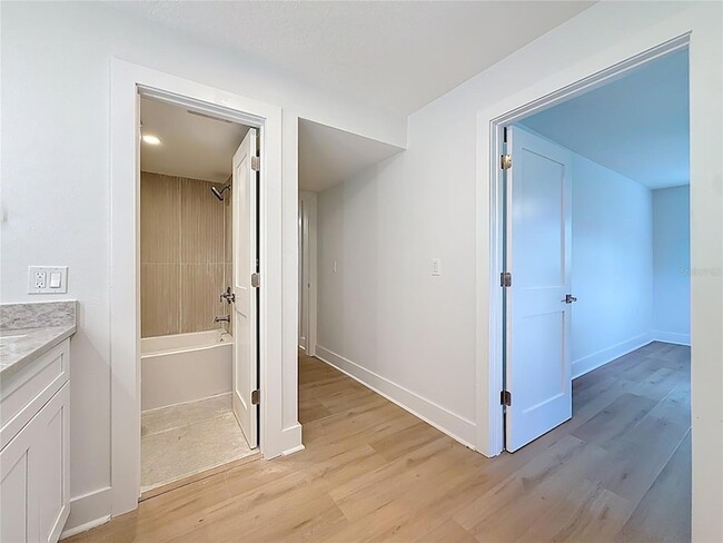 Building Photo - 200 Country Club Dr