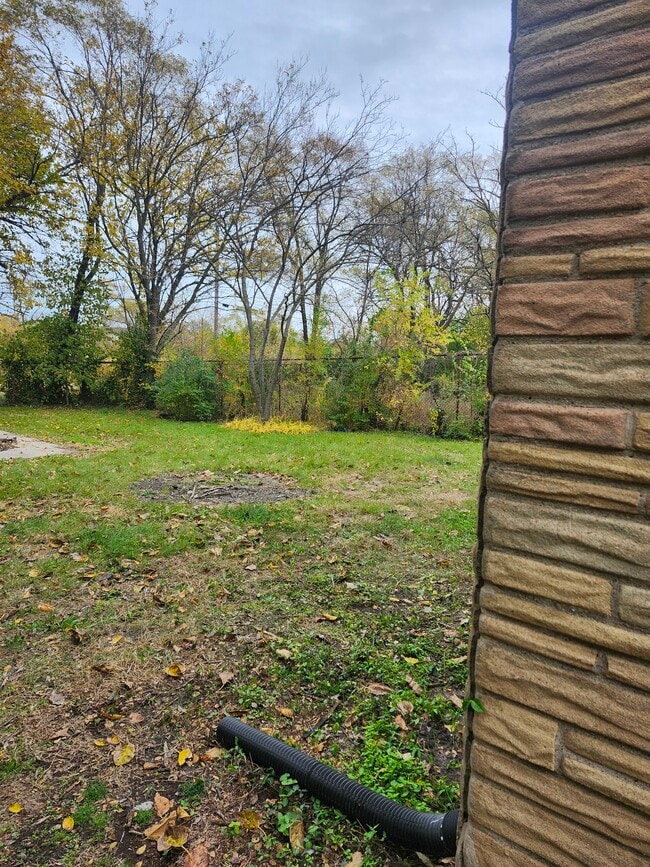 Building Photo - 2219