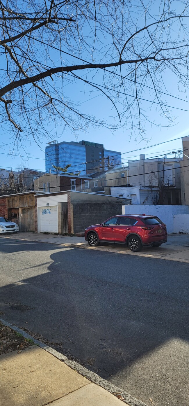 Building Photo - 825 Morrow St