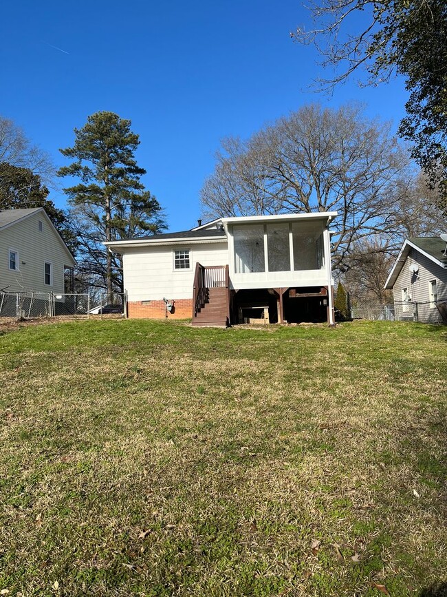 Building Photo - Cozy Bungalow in Gastonia!