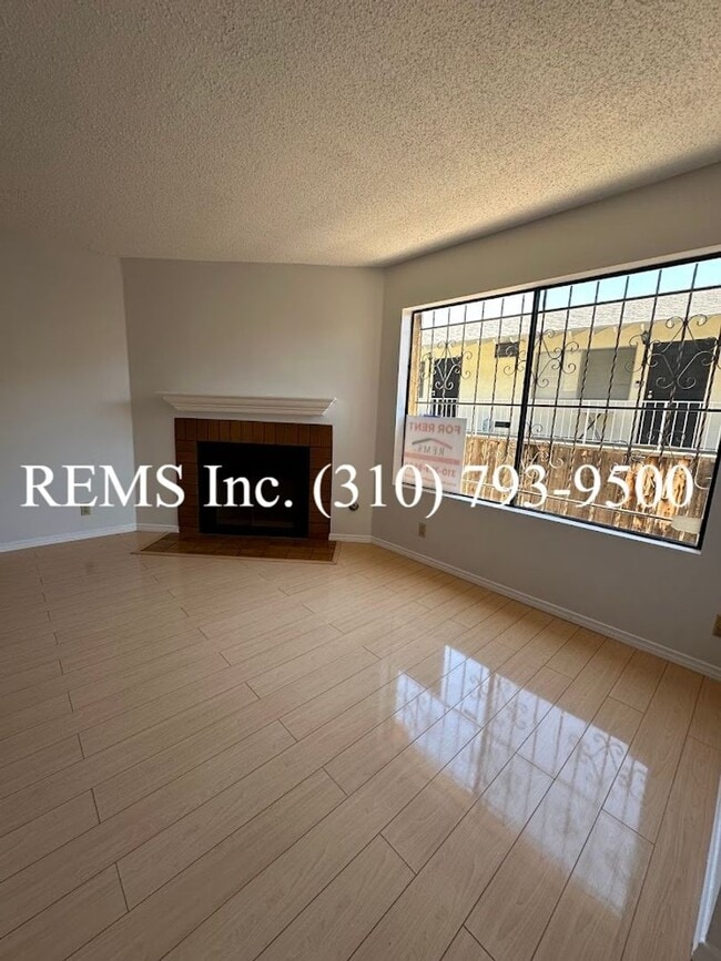 Building Photo - Remodeled Townhome with Garage and Laundry...