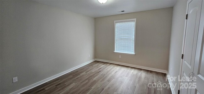 Building Photo - 1038 Albany Park Dr