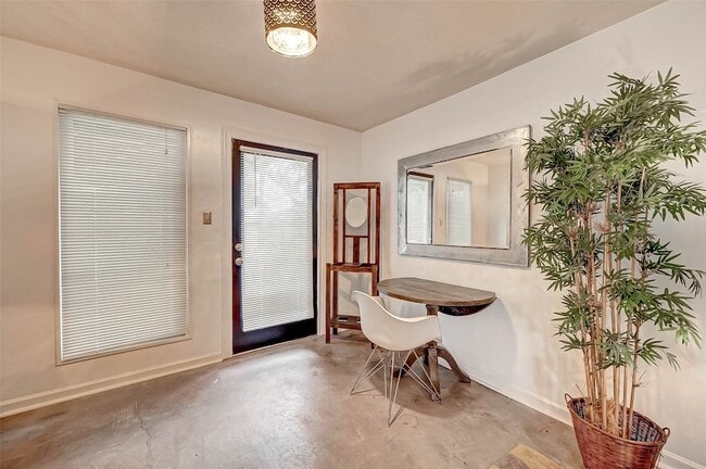 Building Photo - 6018 Berendo St