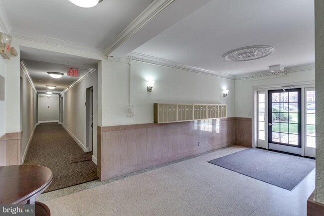 Building Photo - 906 S Washington St