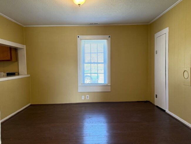 Building Photo - AMAZING LOCATION, Ranch Home Downtown Smit...
