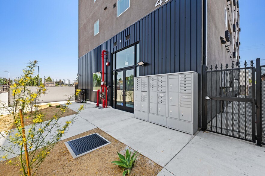 Building Photo - 4347 Woodlawn Ave