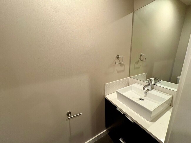 Building Photo - Beacon Hill Townhouse