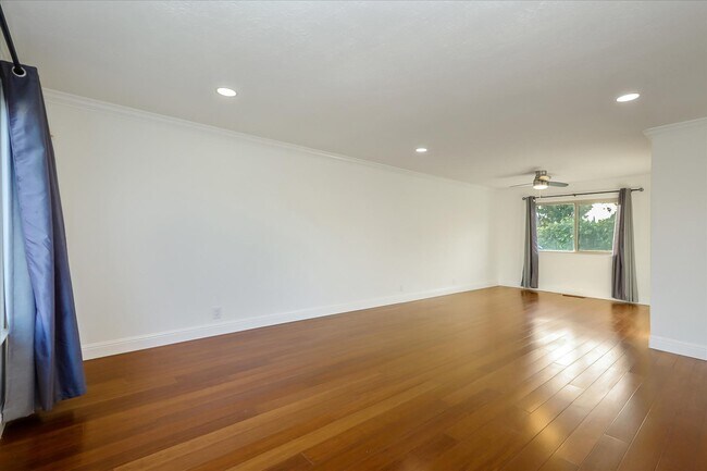 Building Photo - 249 Purple Glen Dr