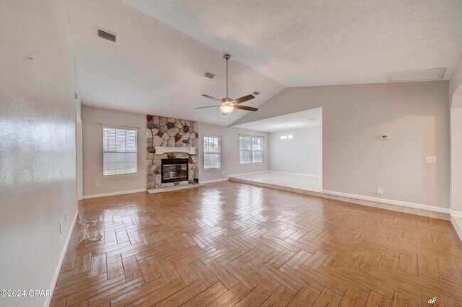 Building Photo - 305 S Star Ave