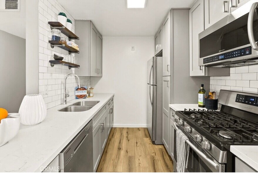 Building Photo - 18620 Hatteras St