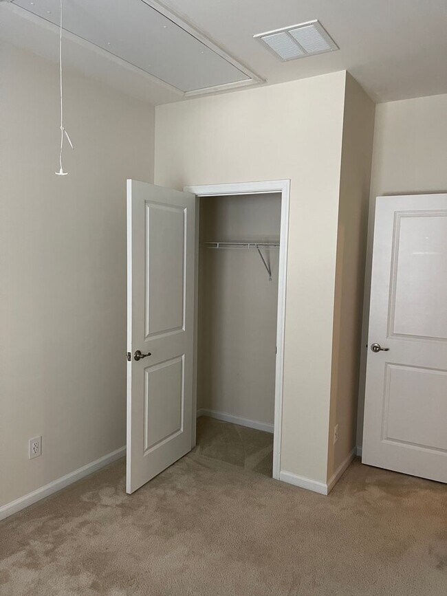 Building Photo - 927 Brechin Ln
