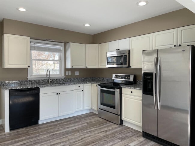 Building Photo - 2470 Millbrook Dr