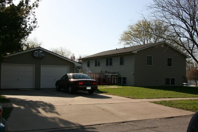 Building Photo - Fandre Dr 2823-2825