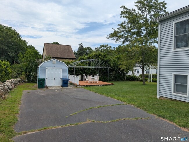 Building Photo - 10 Shore Rd