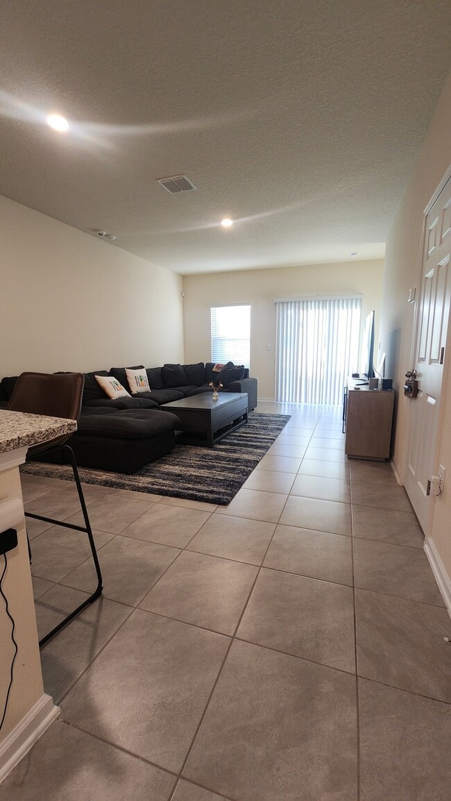 Building Photo - Beautiful Townhome in Waterford Lakes 2 Bedroom 2.5 baths and 1 Car Garage