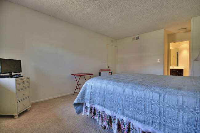 Building Photo - Beautifully updated two bedroom two bath i...