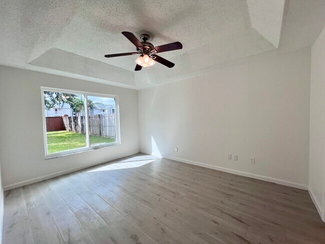 Building Photo - Beautifully Updated 4 bed 2 bath 2 car gar...