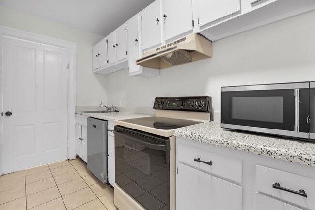 Building Photo - Downtown Savannah Condo for Rent