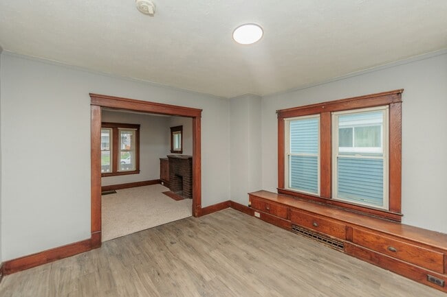 Building Photo - 1038 W 11th St