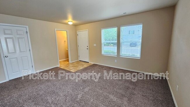 Building Photo - 2369 SW Siskin Cir