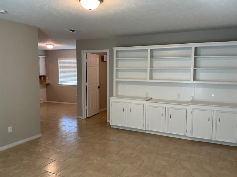 Building Photo - 1706 Surrey Ct