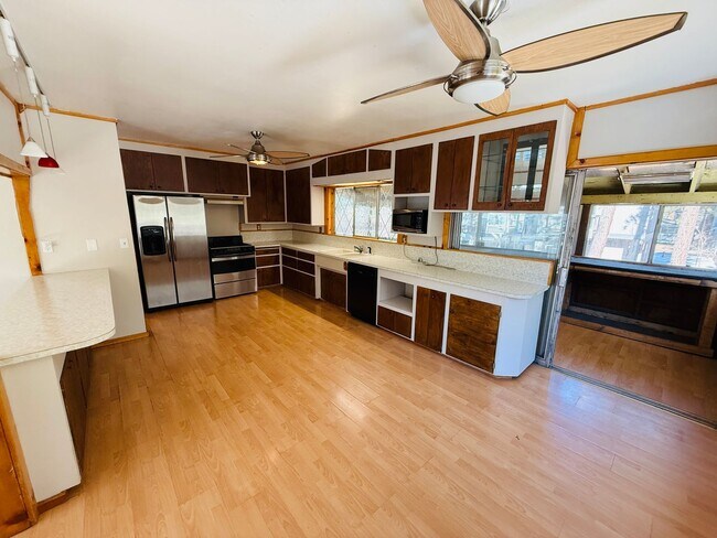 Building Photo - Pet friendly 3 bed 2 bath unit with all utilities included