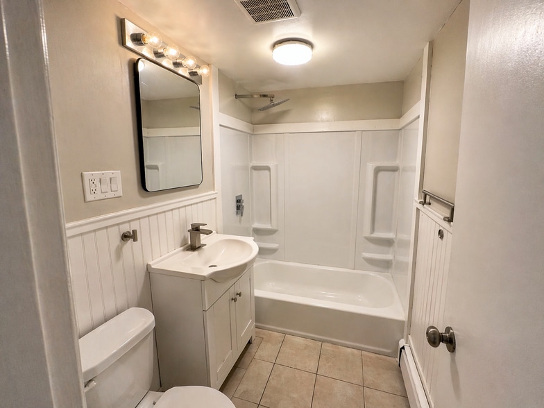 Building Photo - A1 Colonial Dr