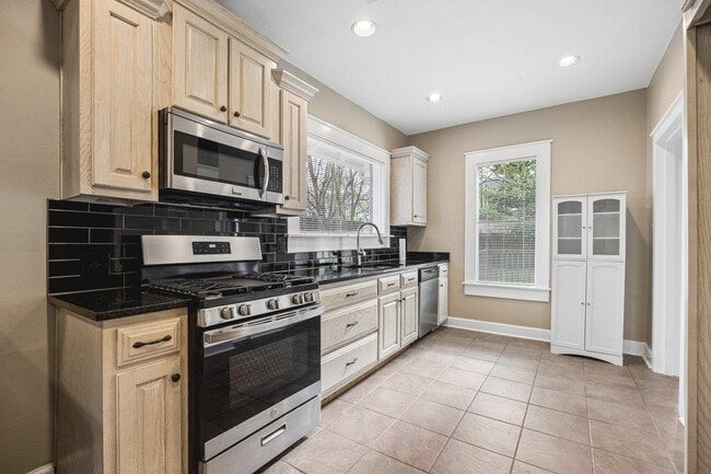 Building Photo - 230 Garland St