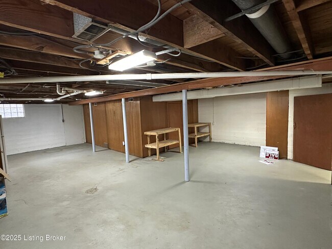 Building Photo - 332 E Esplanade Ave