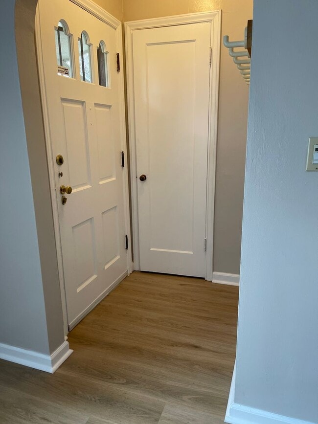 Building Photo - Charming Home in Seattle-Maple Leaf Area!