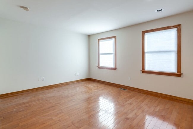 Building Photo - Spacious Three Bedroom Graduate Hospital Home w/ Roof Deck!