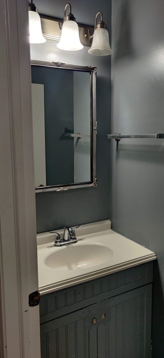 full bathroom upstairs - 111 41st St