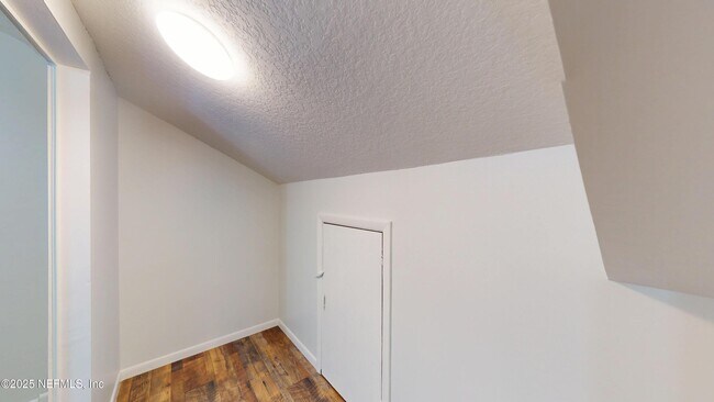 Building Photo - 421 7th Ave S