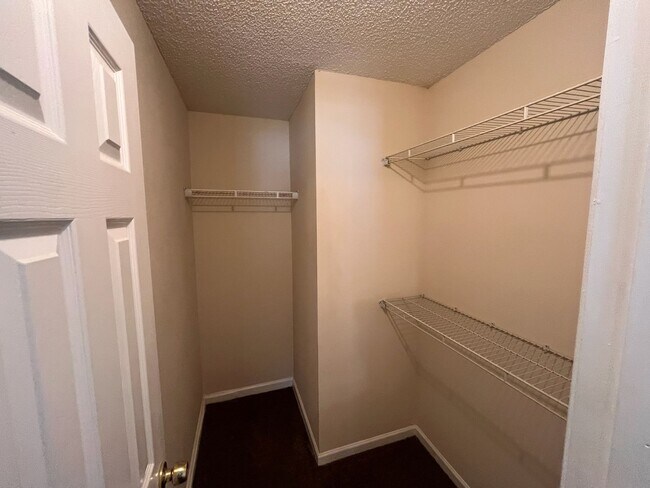 Building Photo - 3 Bedroom 2 Bath house with Garage Near Fl...