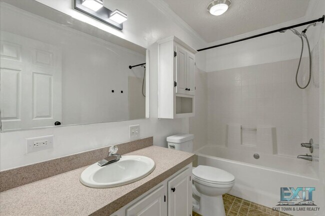 Building Photo - Welcome to this 3 Bedroom, 2 Bath Home in Wildwood Point!