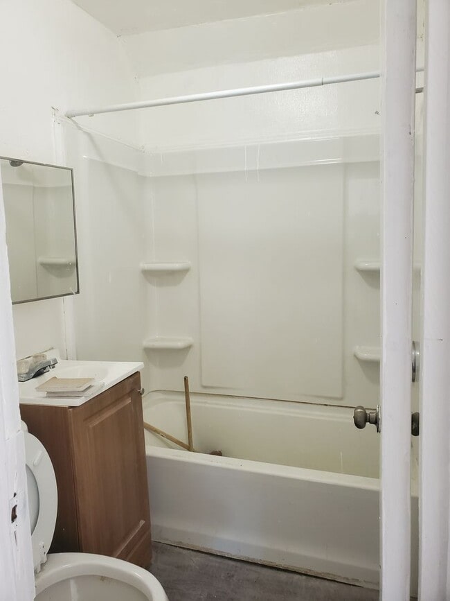 Building Photo - 20-20 Farragut St