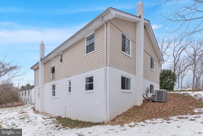 Building Photo - 383 Sollers Wharf Rd