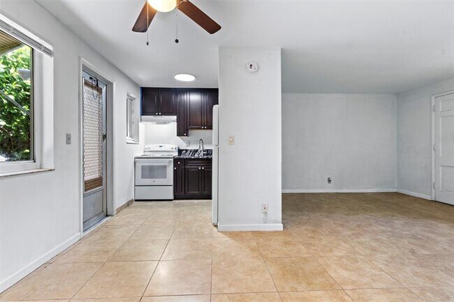 Building Photo - 2150 NE 42nd Ct