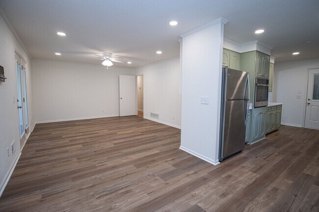 Building Photo - Renovated 5BR Home Minutes from Downtown Columbia | Two Full Kitchens + Fenced Yard ~ Available M...