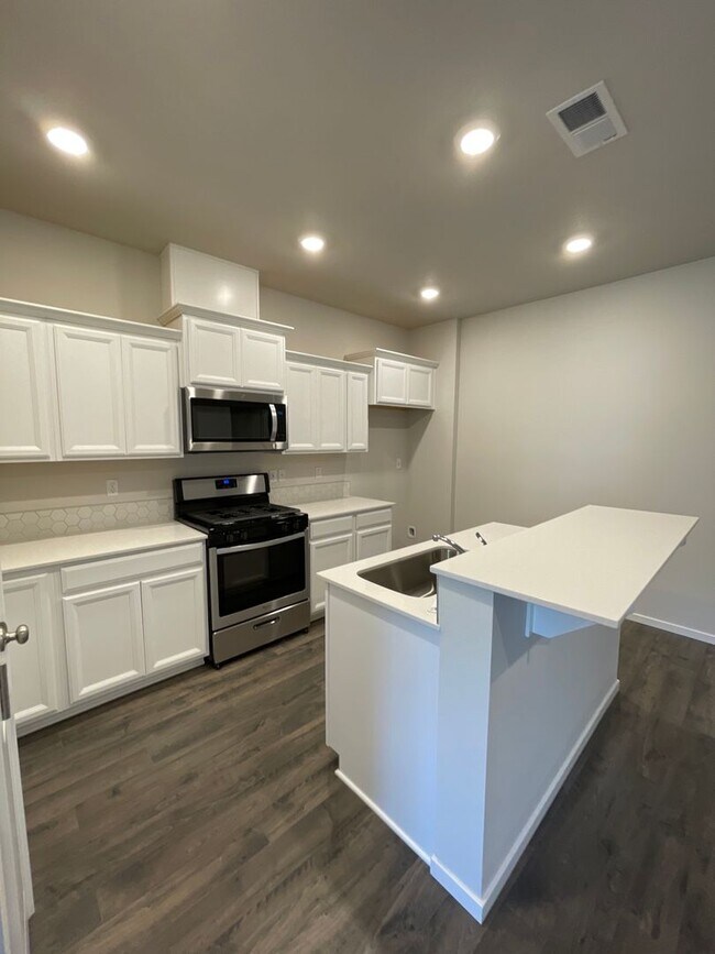 Building Photo - Town Home in NW Redmond's Canyon Ridge